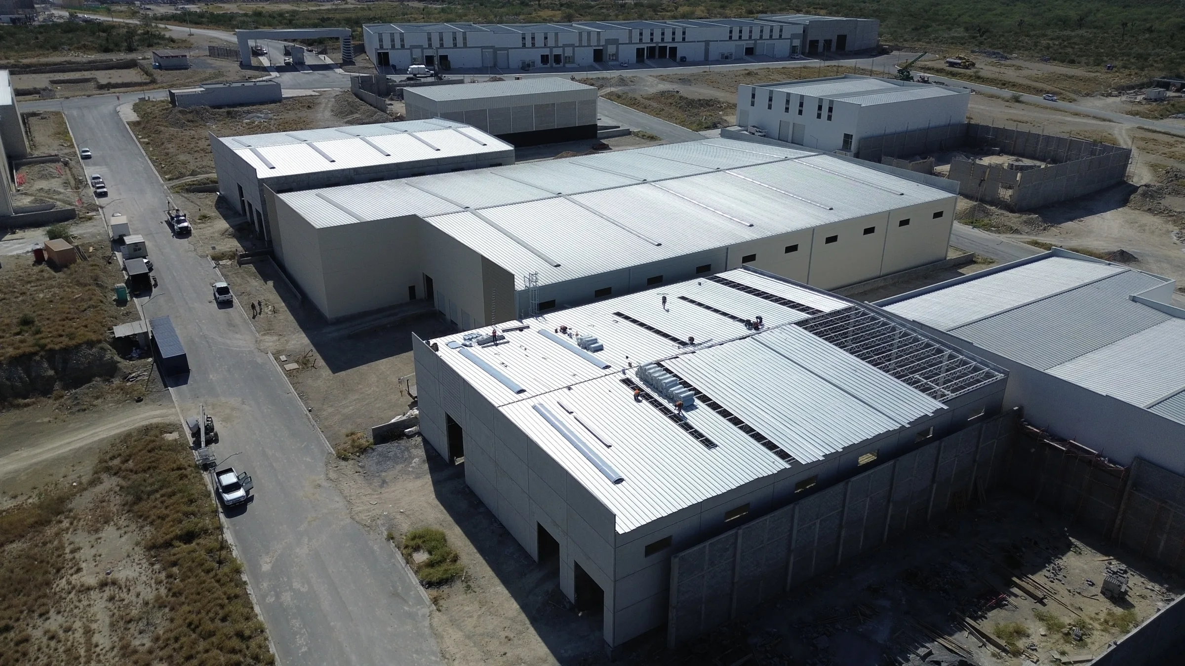 Vista aérea de un parque industrial con varias naves